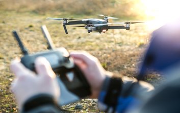 W listopadzie w Warszawie wystartuje kampania edukacyjno-informacyjna dla operatorów dronów