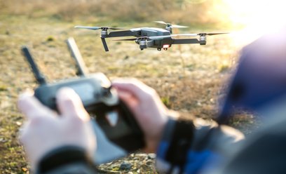 W Polsce zarejestrowano już ponad 411 tysięcy operatorów dronów – to o 140 tysięcy więcej niż rok wc