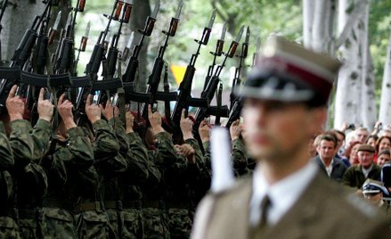 Asysta honorowa na cmentarzu czerwonoarmistów. Poseł PiS: Skandaliczny incydent