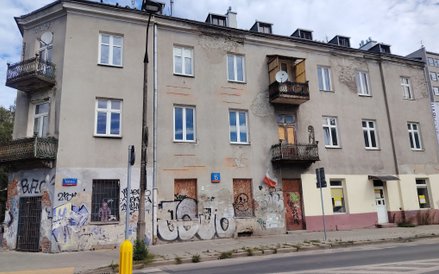 Obie leewacje na wysokości parteru pomazane są przez pseudograficiarzy