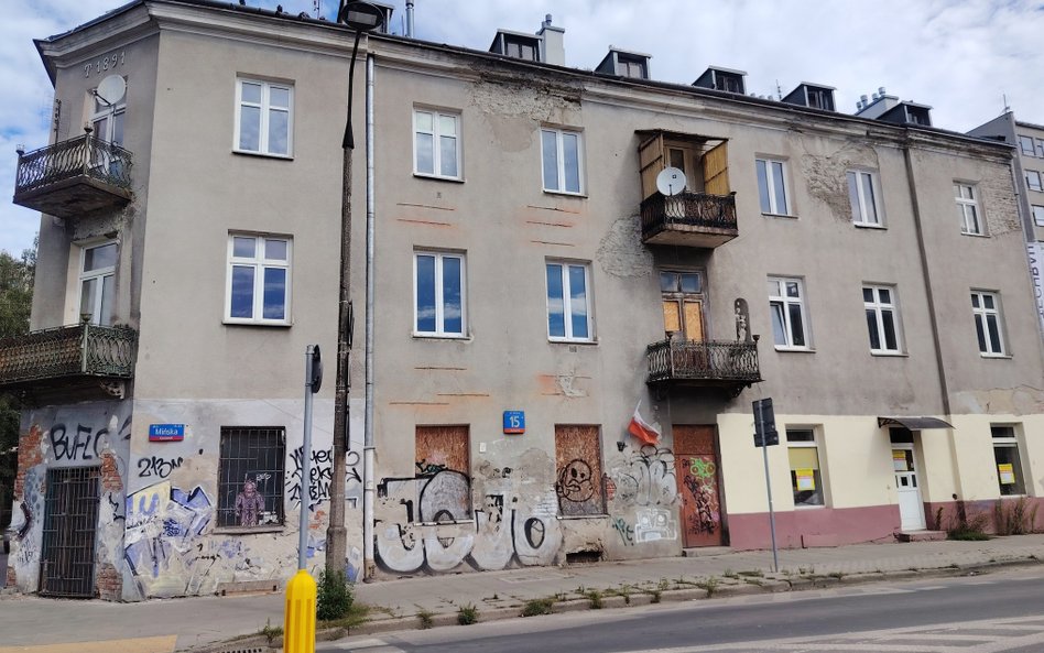 Obie leewacje na wysokości parteru pomazane są przez pseudograficiarzy