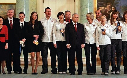 Prezydent Lech Kaczyński i nagrodzeni sportowcy wraz z trenerami
