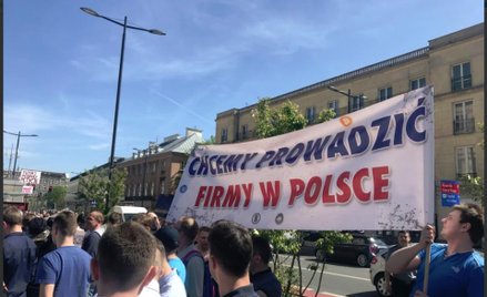 Fani kryptowalut pikietowali pod MF