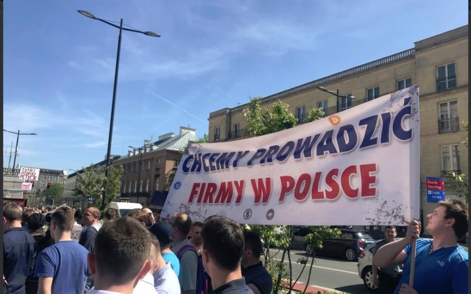 Fani kryptowalut pikietowali pod MF