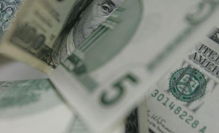Obecnie kurs dolara wobec euro oscyluje wokół 1,50. Średnia prognoza ankietowanych przez Bloomberga 
