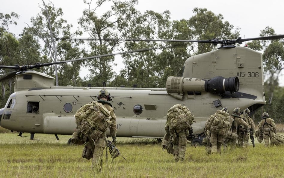 Ćwiczenia z udziałem śmigłowca Boeing CH-47F wojsk lądowych Australii. Fot./Siły Obronne Australii.