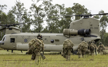 Ćwiczenia z udziałem śmigłowca Boeing CH-47F wojsk lądowych Australii. Fot./Siły Obronne Australii.