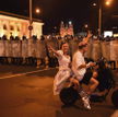 Protestujący w Mińsku na początku robili zdjęcia na tle OMON-u, dopóki nie użyto armatek wodnych i k