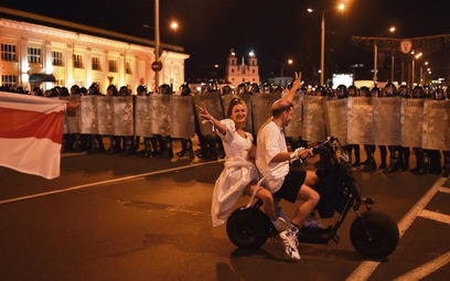 Protestujący w Mińsku na początku robili zdjęcia na tle OMON-u, dopóki nie użyto armatek wodnych i k