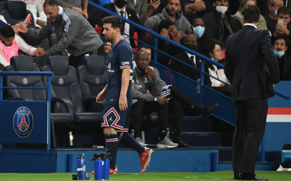 Lionel Messi schodzi z murawy w meczu PSG - Olympique Lyon