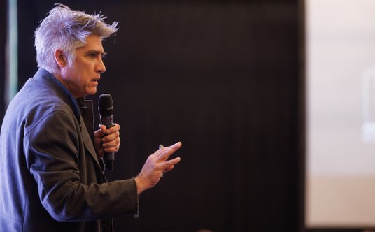 Alejandro Aravena podczas spotkania w warszawskiej siedzibie SARP we wrześniu 2023 roku.A