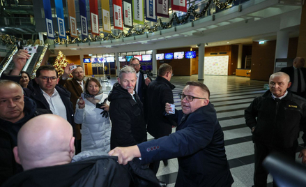 Posłowie PiS Marek Matuszewski  i Łukasz Kmita w budynku TVP przy ulicy Woronicza w Warszawie, 20 gr