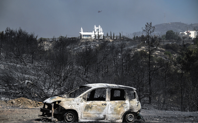 Spalony samochód w pobliżu wioski Kiotari na greckiej wyspie Rodos gdzie szaleją pożary