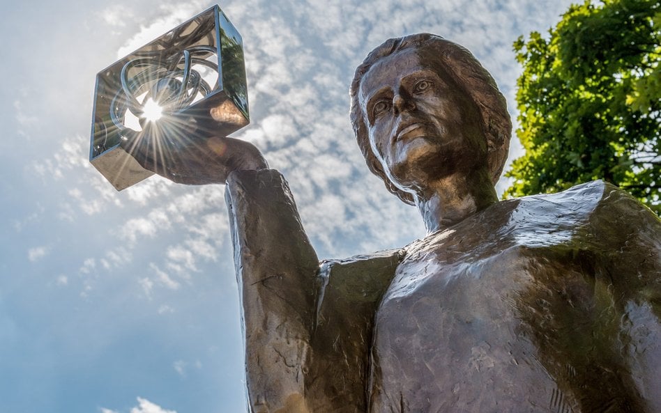 Warszawski pomnik Marii Skłodowskiej- -Curie