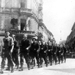 Połowa sierpnia 1944 roku, róg Chmielnej i Szpitalnej. Oddział Osłonowy Wojskowych Zakładów Wydawnic