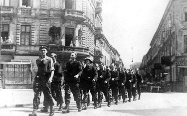 Połowa sierpnia 1944 roku, róg Chmielnej i Szpitalnej. Oddział Osłonowy Wojskowych Zakładów Wydawnic