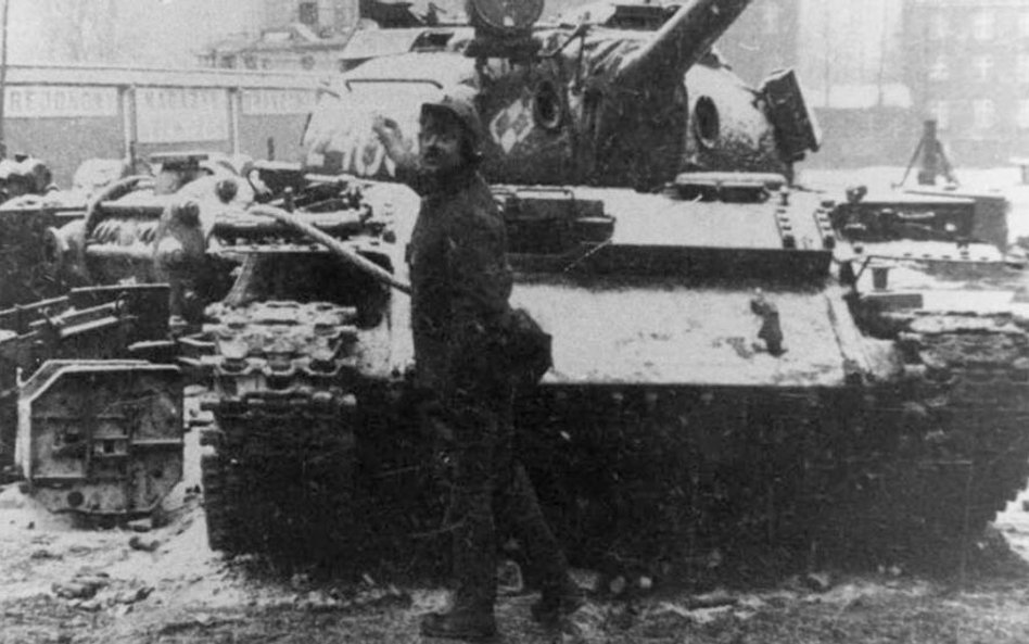Czołg w Wujku, 16 grudnia 1981. Pamięć o tragicznych wydarzeniach słabnie, skoro szef KOD brutalną p
