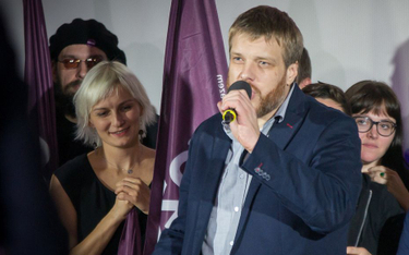 Adrian Zandberg: Kaczyński po godzinach robi w nieruchomościach
