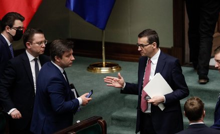 Sondaż: PiS prowadzi. Polska 2050 wyprzedza Koalicję Obywatelską