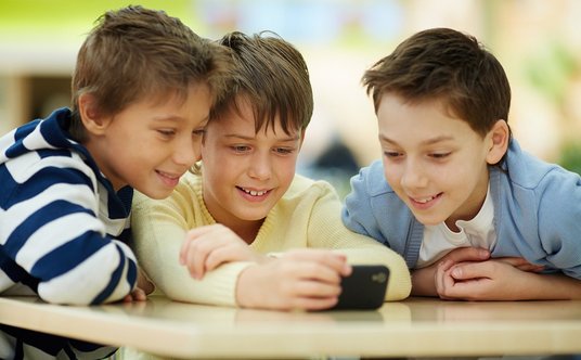 Rodzice czy nauczyciele rzadko mają wgląd w to, co dzieje się po drugiej stronie dziecięcych smartfo