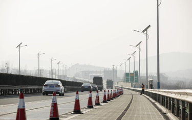 Droga w Chinach naładuje samochód elektryczny w czasie jazdy