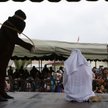 W prowincji Aceh, gdzie obowiązuje prawo szariatu, za cudzołóstwo grozi publiczna chłosta