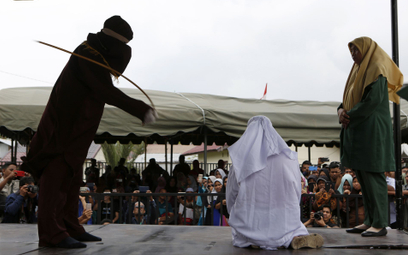 W prowincji Aceh, gdzie obowiązuje prawo szariatu, za cudzołóstwo grozi publiczna chłosta