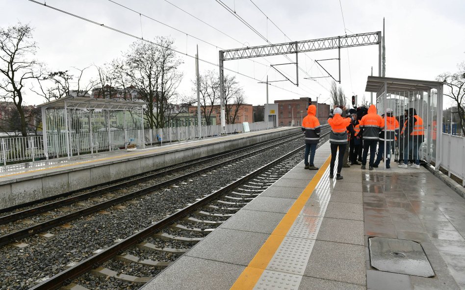 Na kolei realizuje się czarny scenariusz. Brak pieniędzy rujnuje plany