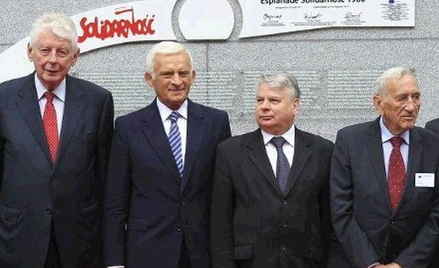 "S” i Simone Veil zostały patronami placu przed PE w Brukseli. Na zdjęciu od lewej: były premier Hol