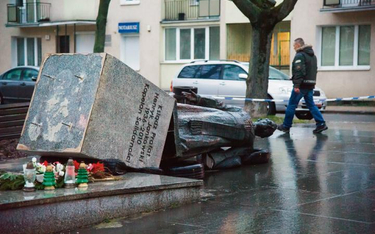 W nocy z 20 na 21 lutego br. w Gdańsku wywrócono pomnik prałata Henryka Jankowskiego. W dłoń wciśnię