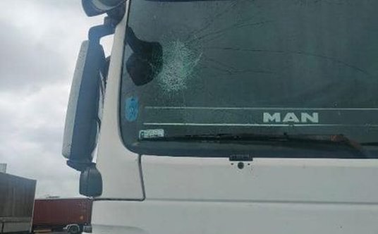 Wybita szyba w polskiej ciężarówce czekającej na Ukrainie na wyjazd.