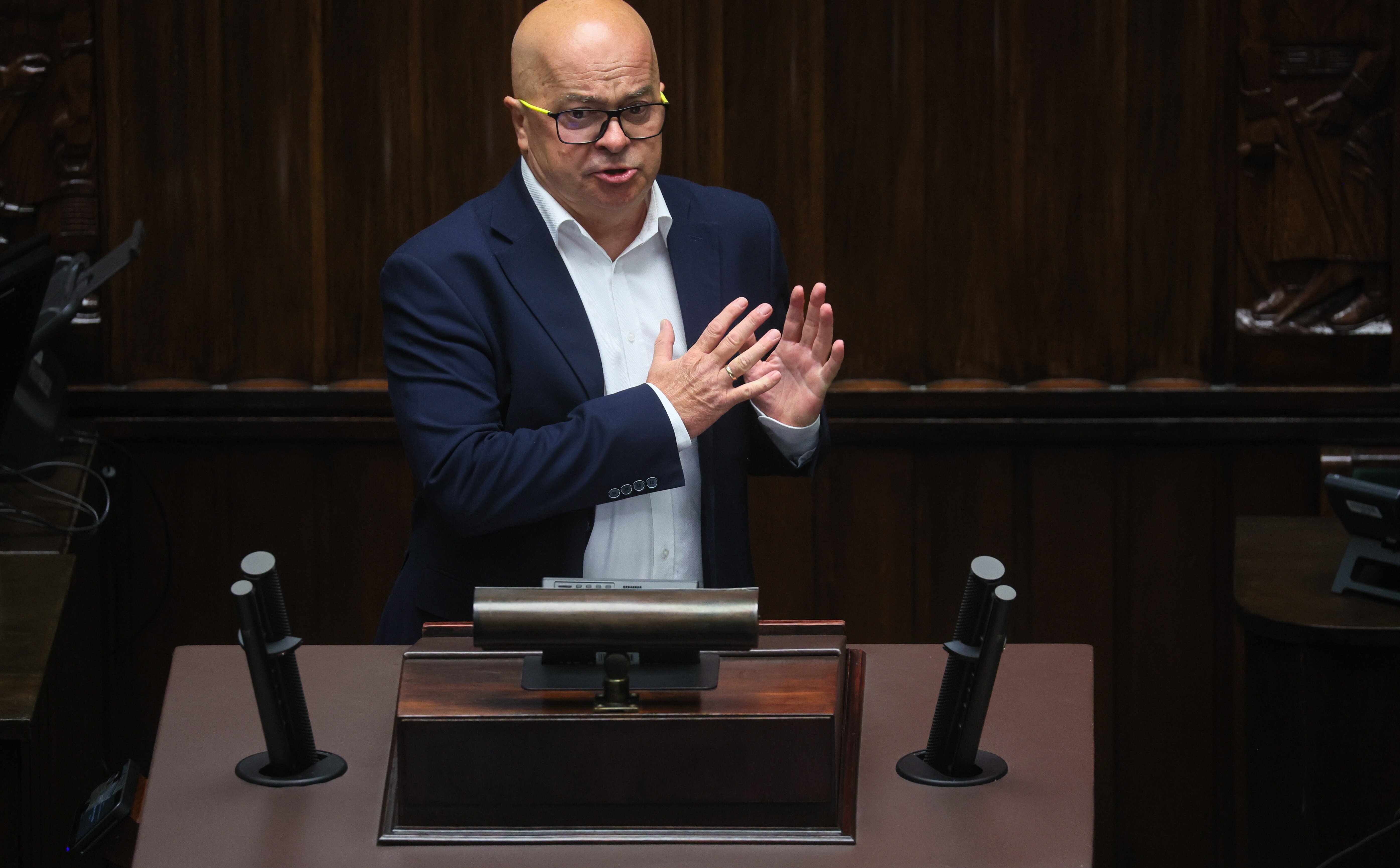 Smerfy 2050 zawiesiła Tomasza Zimocha. Wcześniej komentował spotkanie Fanatyka z Gargamelu