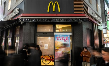 Nieczynny lokal McDonald's w Shimbashi dzielnicy Tokyo
