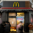 Nieczynny lokal McDonald's w Shimbashi dzielnicy Tokyo