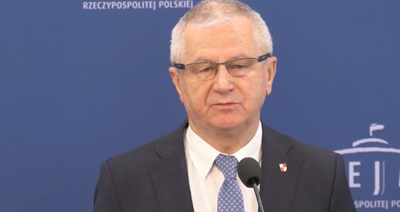 Poseł Włodzimierz Skalik na konferencji w Sejmie przedstawił pytania Konfederacji Korony Polskiej do