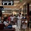 Klienci spacerują po Galerii Krakowskiej w centrum Krakowa