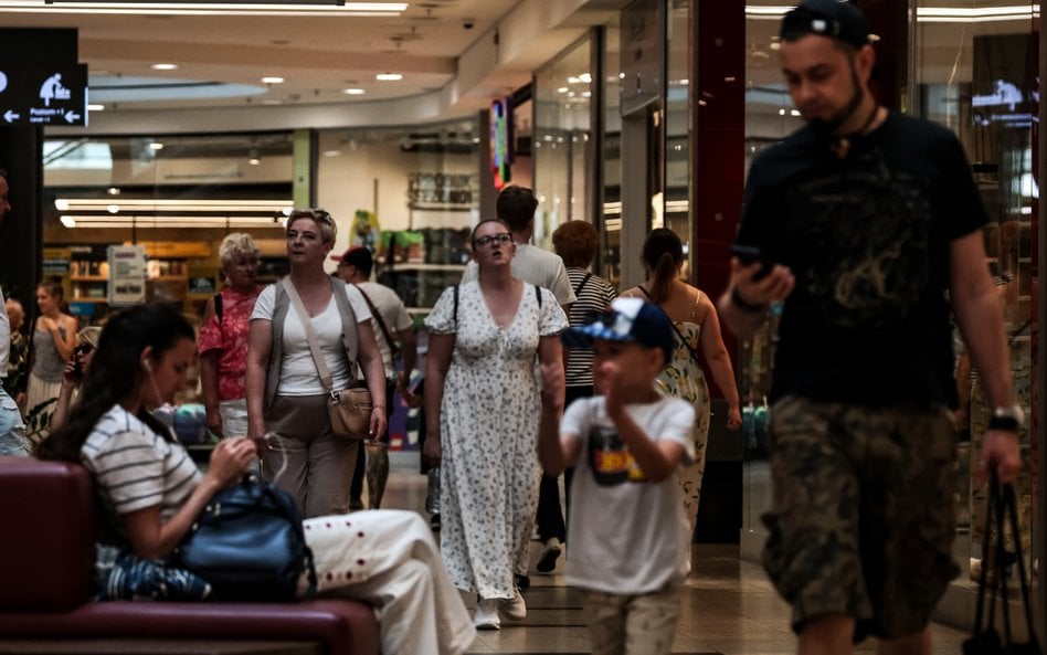 Klienci spacerują po Galerii Krakowskiej w centrum Krakowa