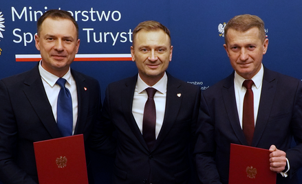 Sławomir Nitras (w środku) wręczył nominacje na sekretarzy stanu Piotrawi Borysowi (z lewej) i Irene