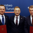 Sławomir Nitras (w środku) wręczył nominacje na sekretarzy stanu Piotrawi Borysowi (z lewej) i Irene