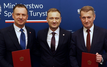 Sławomir Nitras (w środku) wręczył nominacje na sekretarzy stanu Piotrawi Borysowi (z lewej) i Irene