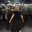Uczestnik demonstracji stoi przed policjantami podczas protestu studentów domagających się przyspies