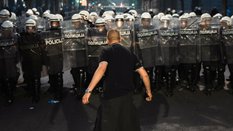 Uczestnik demonstracji stoi przed policjantami podczas protestu studentów domagających się przyspies