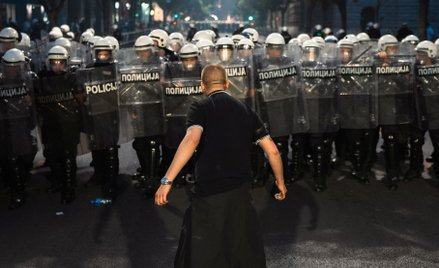 Uczestnik demonstracji stoi przed policjantami podczas protestu studentów domagających się przyspies