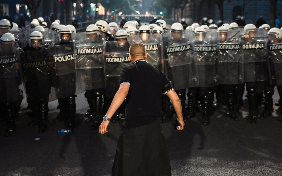 Uczestnik demonstracji stoi przed policjantami podczas protestu studentów domagających się przyspies