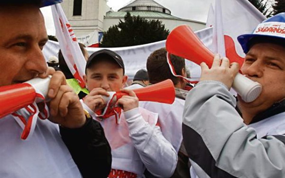 Działacze związkowi z dużych firm są w stanie zmobilizować do akcji tysiące pracowników. To decyduje