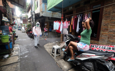 Dezynfekcja ulic w Dżakarcie