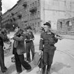23 sierpnia 1944 r., ul. Czackiego róg Świętokrzyskiej. Powstańcy schodzą ze stanowisk po zdobyciu K