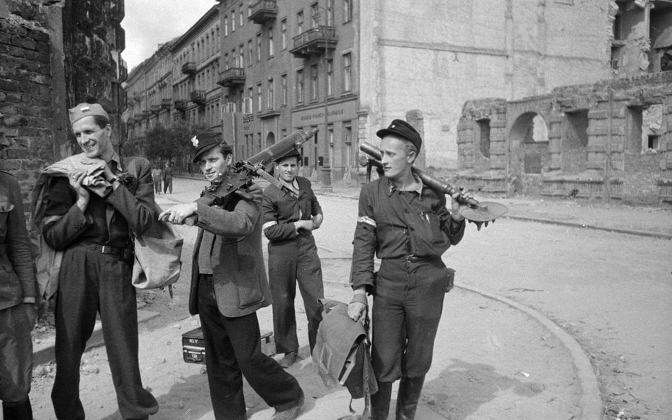 23 sierpnia 1944 r., ul. Czackiego róg Świętokrzyskiej. Powstańcy schodzą ze stanowisk po zdobyciu K