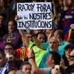 Kibic na meczu FC Barcelony z napisem "Rajoy, trzymaj się z dala od naszych instytucji"
