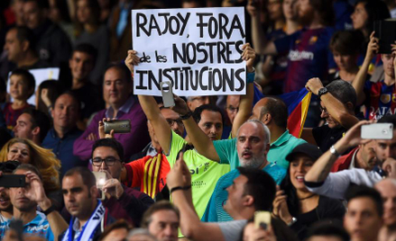 Kibic na meczu FC Barcelony z napisem "Rajoy, trzymaj się z dala od naszych instytucji"